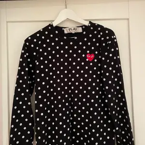 Långärmad t shirt som är svart med vita prickar och ett rött hjärta. Köpt på NK.
