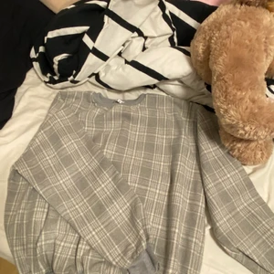 Tröja från yesstyle  - En tröja från yesstyle som inte kommer till användning! Skriv ifall ni har feågor !