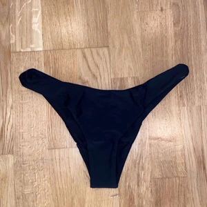 Storlek S - Helt nya och oanvända inte ens testade för råkade beställa dubbelt. Har länge letat efter dem perfekta svarta bikini underdelen och jag skulle säga att detta är den!! Jag har en egen och älskar den då den sitter på plats och formar kroppen fint, dock visar den lite mer så perfekt ifall det är det man vill👙