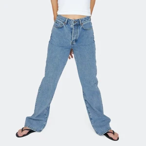Blåa straight jeans från Bikbok - Säljer mina blåa tvärsnygga & skitsköna jeans från bikbok💘 Anledningen till detta är för att jag tyvärr växte ur dom, köpta i våras och sparsamt använda. Ser ut precis som nyskick💕Storlek 25, dvs w25/l32 eller 34! Vid frågor, tveka inte att skicka ett meddelande💘Nypris 600kr, jag är 1,67