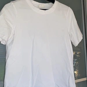 Från Gina Tricot i storlek XS - Nästan helt oanvänd och består mesta dels av bomull vilket gör den mindre stretchig. 