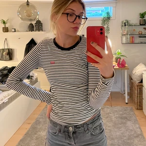 Levis randig tröja - Snygg randig tröja som börjar bli trendigt igen! Det är en XS men passar absolut som en S också, köparen står för frakten💖