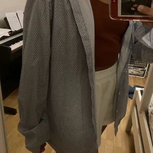 Blå, Vit Skjorta  - ! GRATIS FRAKT!   En fin skjorta i bra kvalite, har för många skjortor och använder tyvär inte den här. Den passar till allt och skönt material. Tvättas innan den skickas och priset kan SÅKLART diskuteras ❤️❤️det är bara att fråga på vid funderingar 