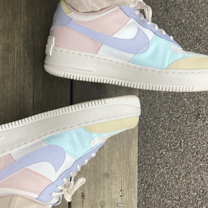 Nike air force 1 Shadow white glacier bl - Säljer mina Nike air force 1 shadow white glacier blue ghost. Köpte för 3100kr på restocks och säljer nu för 1000. Dem är använda mycket lite och är i fint skick! Storlek 40,5 och passar mig perfekt och har storlek 40. Orginallåda finns tyvärr inte med. 