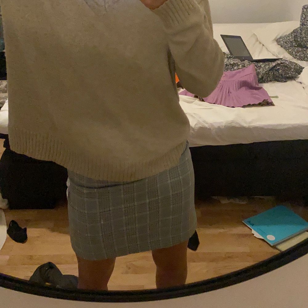 snygg kjol som jag säljer för att den aldrig används! Jättefin och tajt kjol! Väldigt bra passform och fin till hösten!. Kjolar.