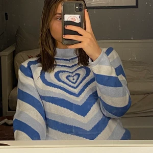 blå hjärt tröja - blå tröja i helt nytt skick, var inte riktigt min stil så vara använd 1 gång. skicka gärna om mer info eller fler bilder❤️ buda gärna på själva annonsen :)