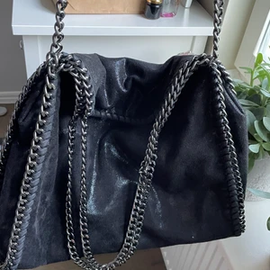 stella mccartney väska liknande  - tänkte sälja min stella mccartney liknande väska. väldigt sparsamt använd men säljer för att den inte kommer till användning längre🖤 köparen står för frakten!! buda från 250kr 💕