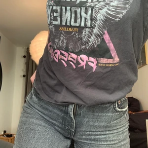 Tröja me tryck - En T-shirt igen Gina knappt använd