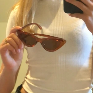 Solglasögon  - Coola, bruna solglasögon med cateye form. 🤎👁 De är köpta på Gina Tricot för 89 kr och är i perfekt skick! (Andra bilden är från Ginas hemsida)