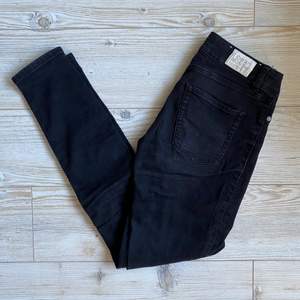 Superfina tighta jeans fr cheap monday! Bra skick! Bästa modellen om man gillar stuprör!😇