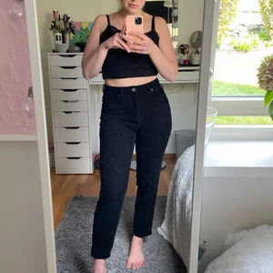 Svarta manchesterbyxor  - Svart superfina manchesterbyxor från bershka i storlek 38. Använde några gånger men är i väldigt fint skick. Köparen står för frakten! 