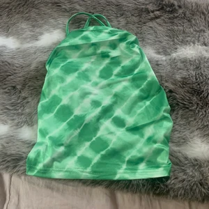 Fin sommartopp  - En gullig tie dye sommartopp i färgen vit och grön aldrig använd fick precis hem den💕 (kan både mötas och frakta men då står köparen för frakten🥰) (SISTA BILDEN ÄR LÅNAD)