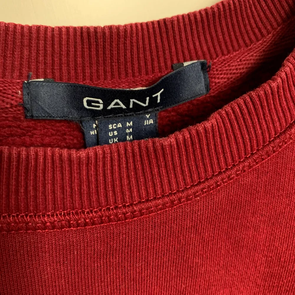 Snyggaste vintage sweatshirten från gant! Sjukt fin passform, storlek M ❤️ Kan mötas upp eller frakta 🎉. Hoodies.