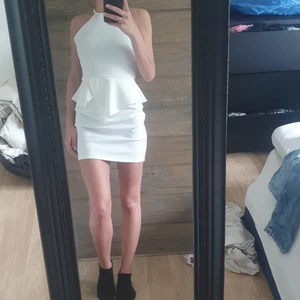 Vit klänning  - Vit klänning från nelly aldrig använd då den är för stor för mig🖤 perfekt till studenten🖤