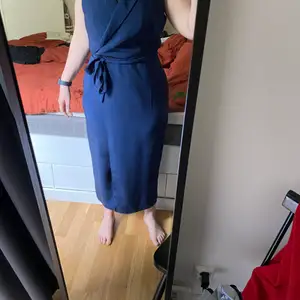Mörkblå byxklänning men som en kjol framtill. I köpt sommaren 2019, använd 2 gg. Stockh LM från MQ. 