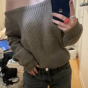 Super fin stickad tröja som är lite off shoulder i en fin brun färg. Köpt second hand så märket är lite oklart