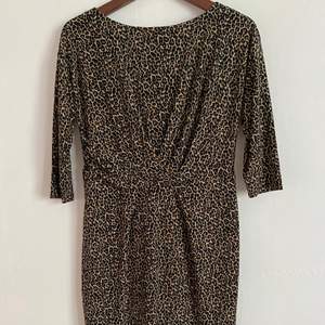 Leopardmönstrad knälång klänning med halvlång ärm. Använd en gång. 