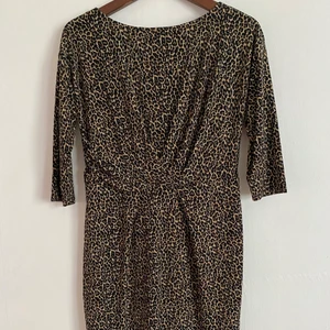 Leopardmönstrad klänning  - Leopardmönstrad knälång klänning med halvlång ärm. Använd en gång. 