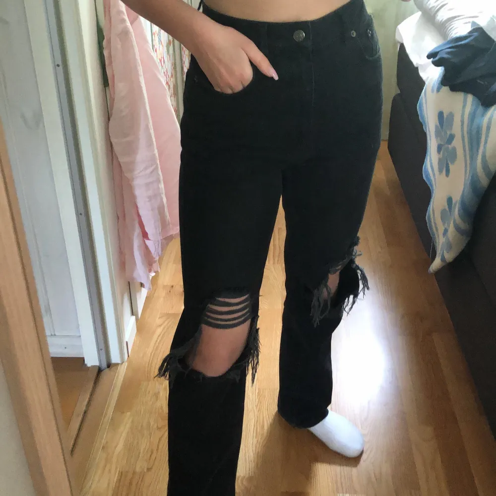 svarta jeans från NA-KD som knappt är använda. !!jag är 170cm lång!!. Jeans & Byxor.
