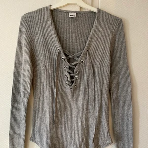 Tröja från Ginatricot - Grå tröja med snörning från Ginatricot. Använd ett fåtal gånger. 