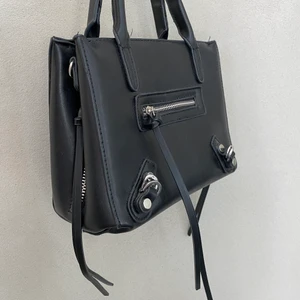 Svart väska - Svart väska med silverdetaljer från Nelly, långt band följer med. Använd men i bra skick. Bara att höra av sig med frågor ❤️ köparen står för frakt