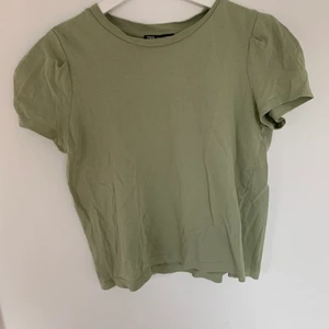 Grön T-shirt  - Söt topp från zara. 30kr+frakt