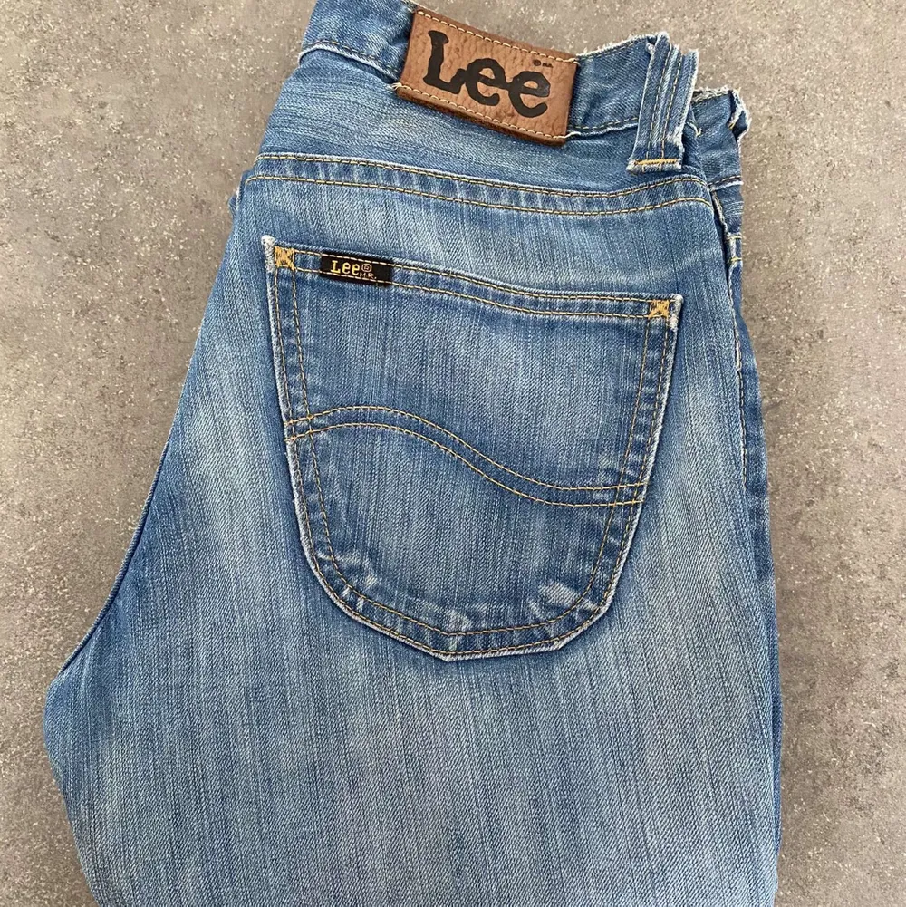 Säljer ett par blåa Lee bootcut jeans. Storlek 27 i midjan 31 i benen. 250kr är start priset (exusklive frakt) . Men vid snabb affär så går dom för 250 direkt,.🤍. Jeans & Byxor.