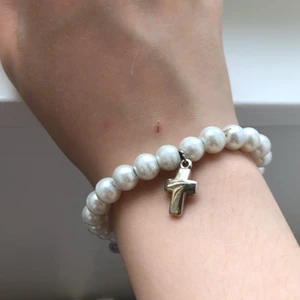 Armband  - Armband med pärlor och lite saker på