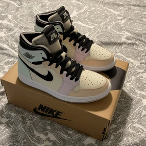 Air Jordan High - Hej 👋🏽  Säljer ett par helt nya Air Jordan High! Storlek 38. Köpta från Nike, kvitto finns!  Hojta om du vill ha fler bilder eller har några frågor. 💫