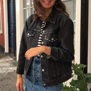 Levi’s jeansjacka - Svinsnygg grå/svart jeansjacka från Levi’s 🦋 Sparsamt använd!