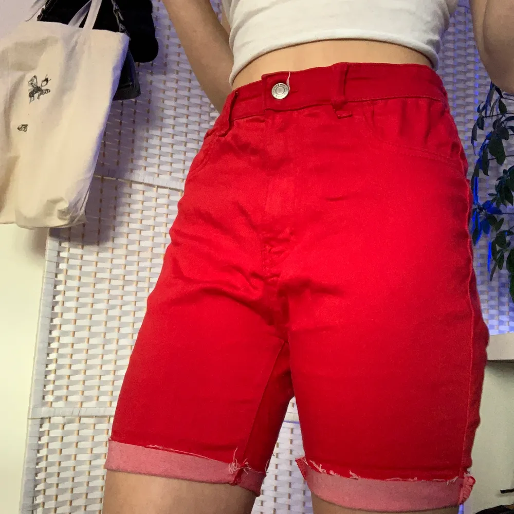 Röda snygga shorts som jag klippte av själv. Dem är högmidjade och om man vill ha dem kortare kan man bara klippa själv. Strl xs skriv om du har frågor!💖💖. Shorts.
