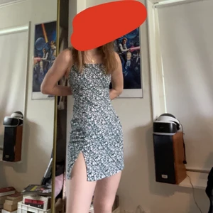 Klänning - Säljer denna klänning då den är lite förstor på mig runt midjan. Aldrig använt den :)