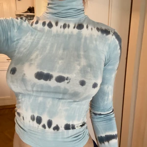 Mjuk batikmönstrad topp - Supermjuk smickrande (lite kortare) topp från Urban Outfitters. Storlek XS men väldigt strechig. Använd endast en gång. 