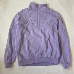 Polar Half zip - Polart tröja. Den är i bra ska ck förutom några fläckar men de syns inte så bra när man har på sig den. Säljer då den ej kommer till användning.