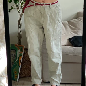 Beiga byxor - Skit coola beiga byxor! Ganska tunna och väldigt sköna, speciellt nu mot sommaren! Oversized på mig som är s i byxor😌🤍 obs frakt inkluderat i priset