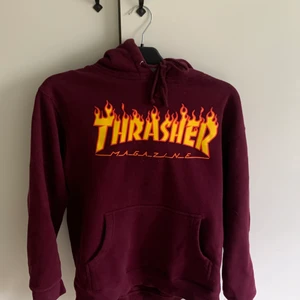 Thrasher hoodie - En thrasher luvtröja i bra skick använd några gånger, de är storlek S på den men passar åt M hållet också, hör av er vid intresse mvh Liam 