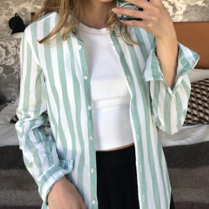 Skjorta från H&M - Helt ny skjorta från H&M som inte kommit till användning, lappen sitter kvar. Färgen visas bäst på de två första bilderna. Frakt tillkommer på 51kr spårbart.