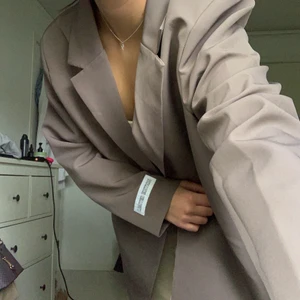Brungrå blazer - Oanvänd blazer från asos med prislapp kvar. Helt slutsåld på hemsidan! Säljer då jag inte tycker att den passar mig, men väldigt snygg och sann till bilderna. Lite oversized i modellen