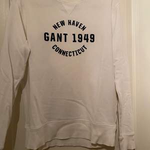 En vit Gant Sweatshirt i storlek M som jag inte kan använda längre eftersom den är förliten för mig. Den är sparsamt använd och tvättad enstaka gånger. Priset är inte spikat! Kan gå ner vid snabb och smidig affär.