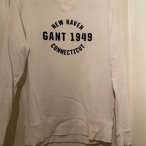 Gant Sweatshirt  - En vit Gant Sweatshirt i storlek M som jag inte kan använda längre eftersom den är förliten för mig. Den är sparsamt använd och tvättad enstaka gånger. Priset är inte spikat! Kan gå ner vid snabb och smidig affär.