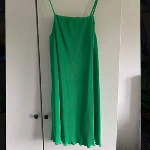 Supersnygg grön klänning, är rak i modellen och räcker ungefär till knäna på mig (jag är 170)💚. Köpt från Zara och är endast använd en gång, är i nyskick🍀 färgen är mest rättvis på bild 3💚