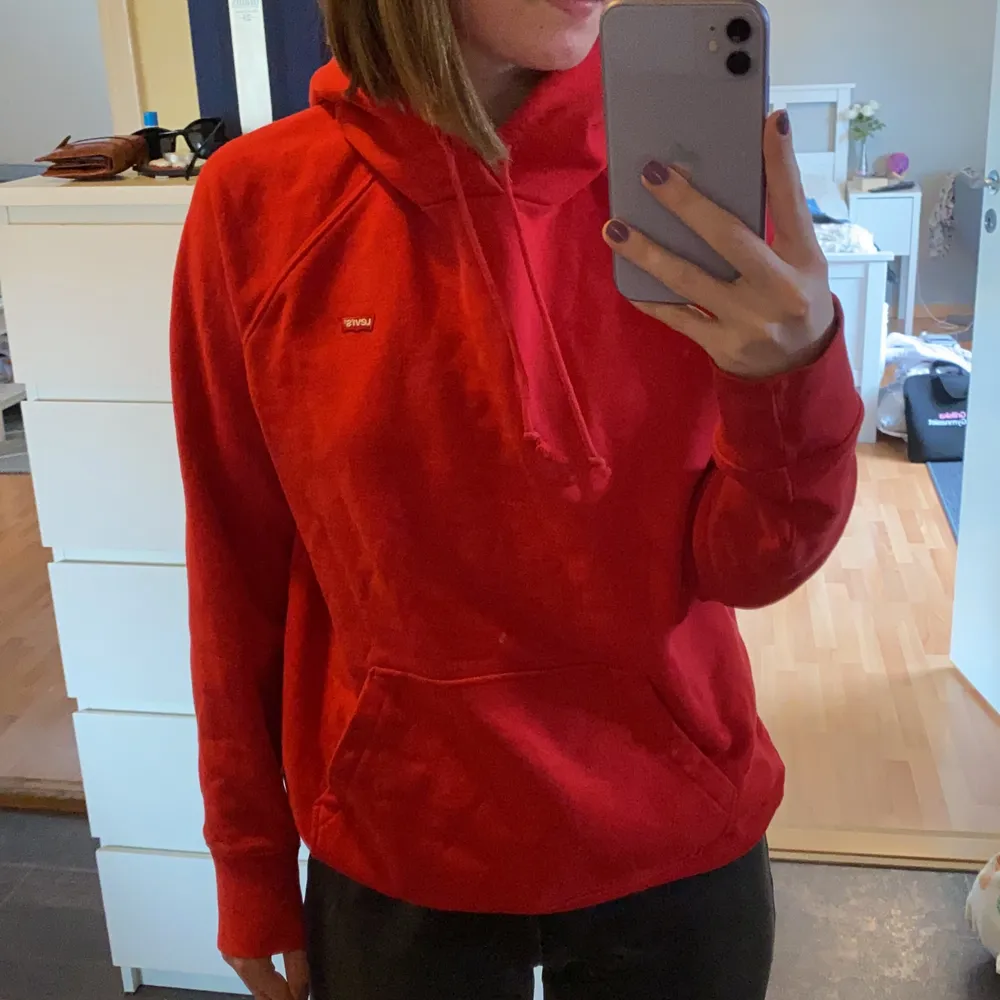 En röd hoodie från Levis som är köpt i Spanien! Den är i fint skick och endast använd ett fåtal gånger. Hoodien är äkta då jag köpte den i en Levis butik❤️. Tröjor & Koftor.