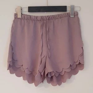 Sköna shorts från hm - Sköna shorts med slits på sidorna. De är köpta på Afound och de är oanvända. Storlek XS