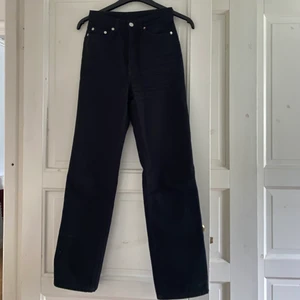 Weekday jeans  - Svarta weekdayjeans i bra skick. Modell Rowe i storlek W 24 L 32