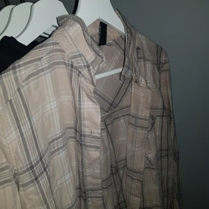 Flanell skjorta - Använd ett fåtal gånger men är i bra skick inga defekter bara att den är lite skrynklig. Storlek xs. Fraktsätt 66kr med spårbart postnord ellrr 48-58kr brev ej spårbart. 