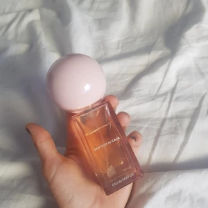 Caia-parfym - Säljer denna caia parfym. Den är endas testad så all perfym är kvar. Nypris 595 kr. Bianca Ingrossos EAU de PARFUM, rosa. 