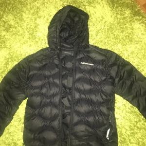 Peak performance jacka - Säljer min peak jacka pga den är för stor, den är i bra skcik och har haft den i cirka 1 år med hopp att den skulle passa mig men tyvärr har den inte, den är i storlek M