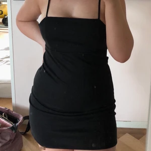 Svart Klänning  - Svart kort klänning med smala band. Väldigt kort (jag är 1,70) men är ändå fin 