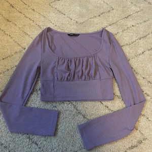 Lila topp från shein S  - Fin lilla topp ifrån shein, storlek S skulle jag säga ävenfast det står M, passade inte mig då jag är för lång. Köparen står för frakten<3 betalning sker visa Swish 