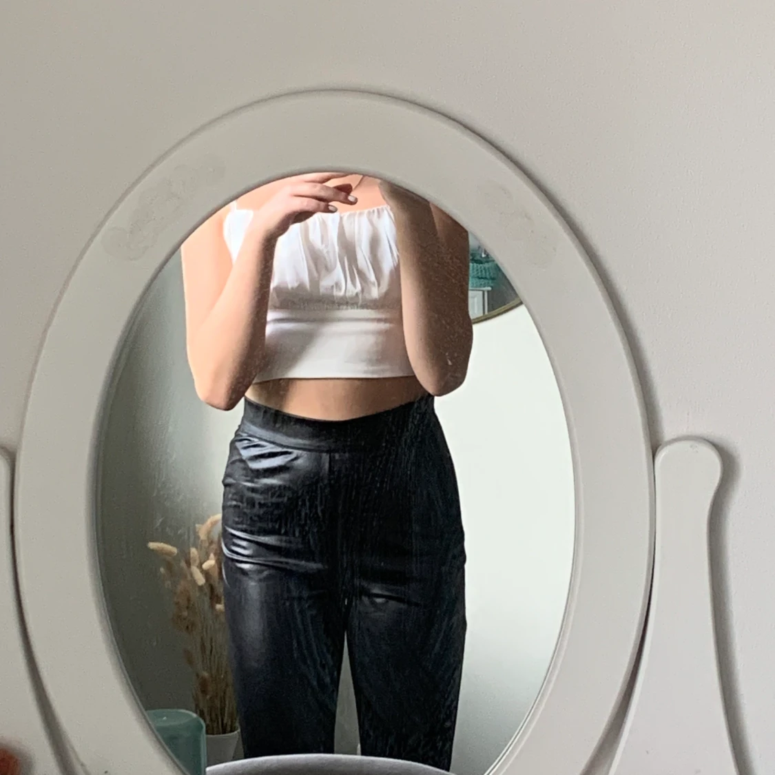 Fake läder byxor med slits